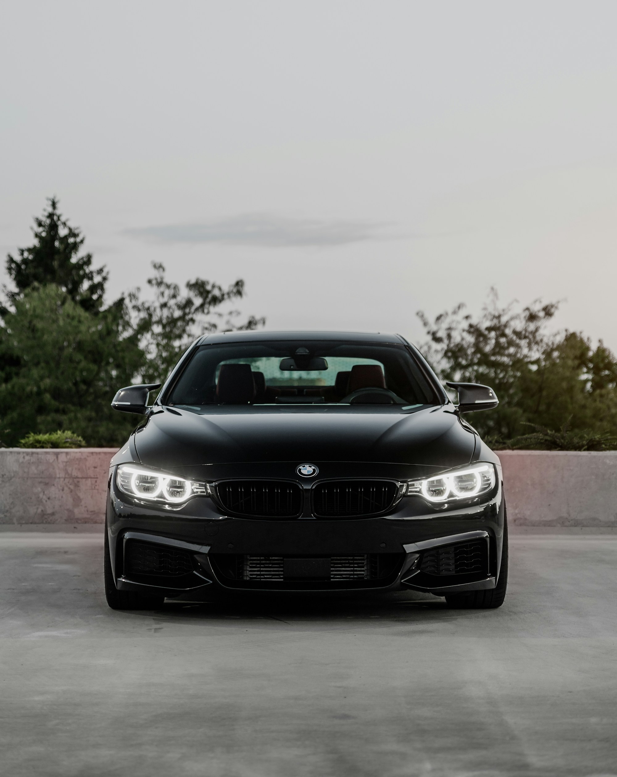 Чёрный BMW на открытой дороге. Иллюстрация концепции, не автомобиль из наличия.